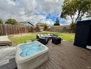 1017 Carob Ct in Petaluma, CA - Building Photo - Building Photo