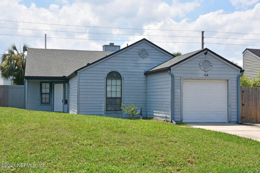 164 Vista Grande Dr in Palm Valley, FL - Building Photo