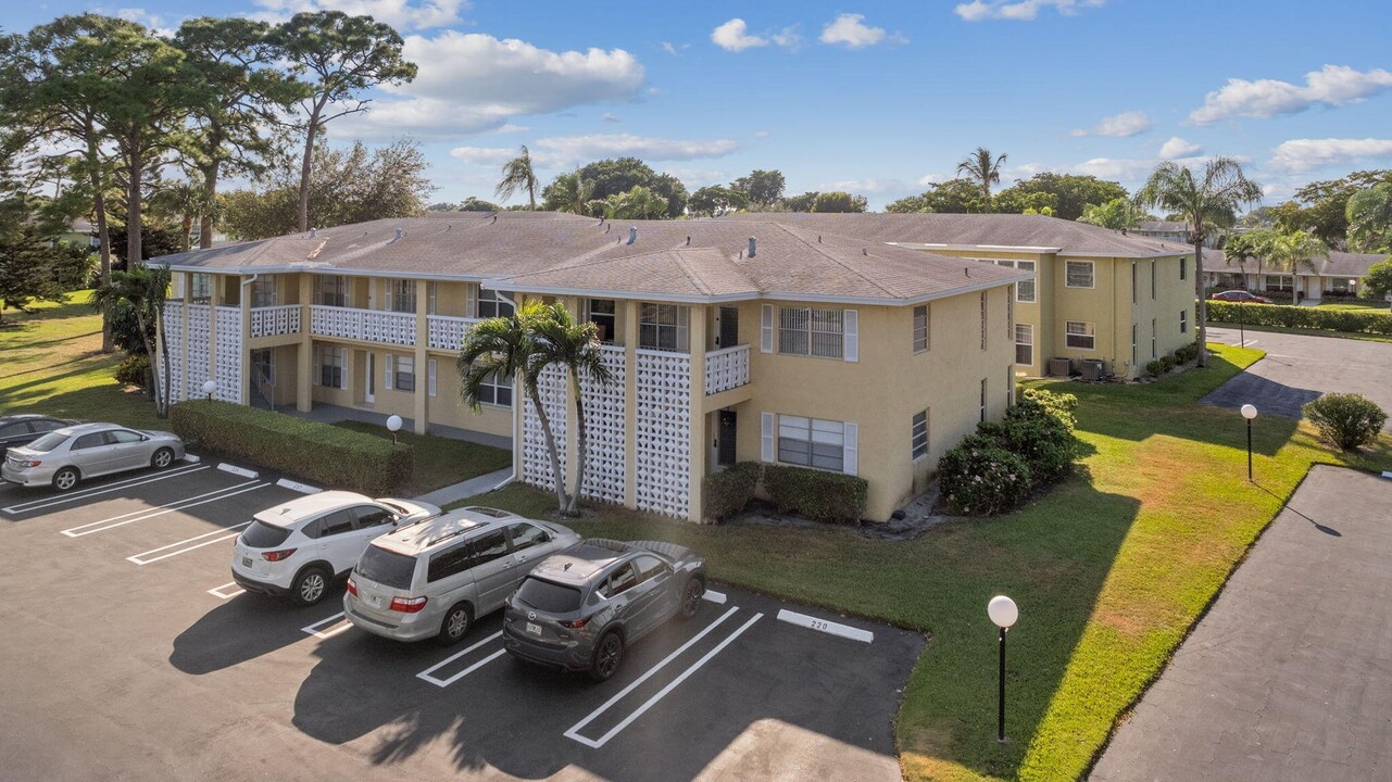 1021 Del Aire Ct, Unit 204 in Delray Beach, FL - Foto de edificio