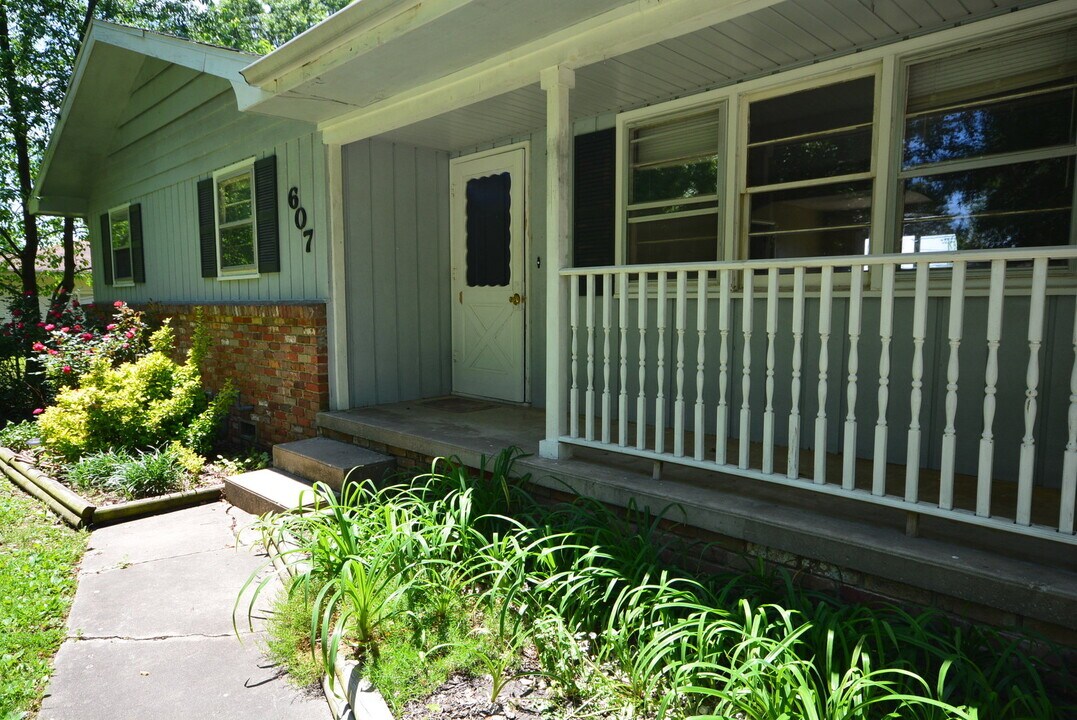 607 Hillcrest Ave in Nixa, MO - Building Photo
