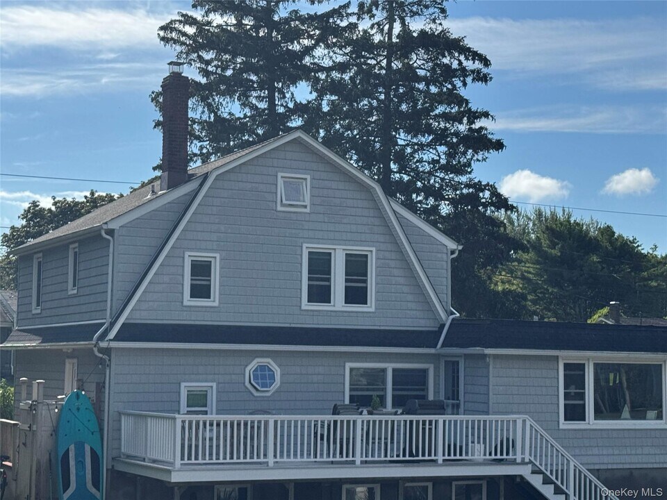 2 Orchard Neck Rd in Center Moriches, NY - Building Photo