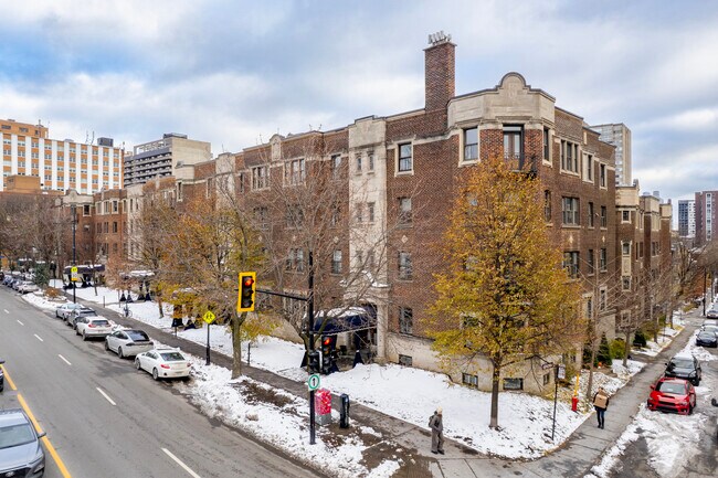 2076 Sherbrooke Rue O