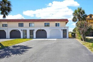 1 N Ocean Palm Villas in Flagler Beach, FL - Building Photo