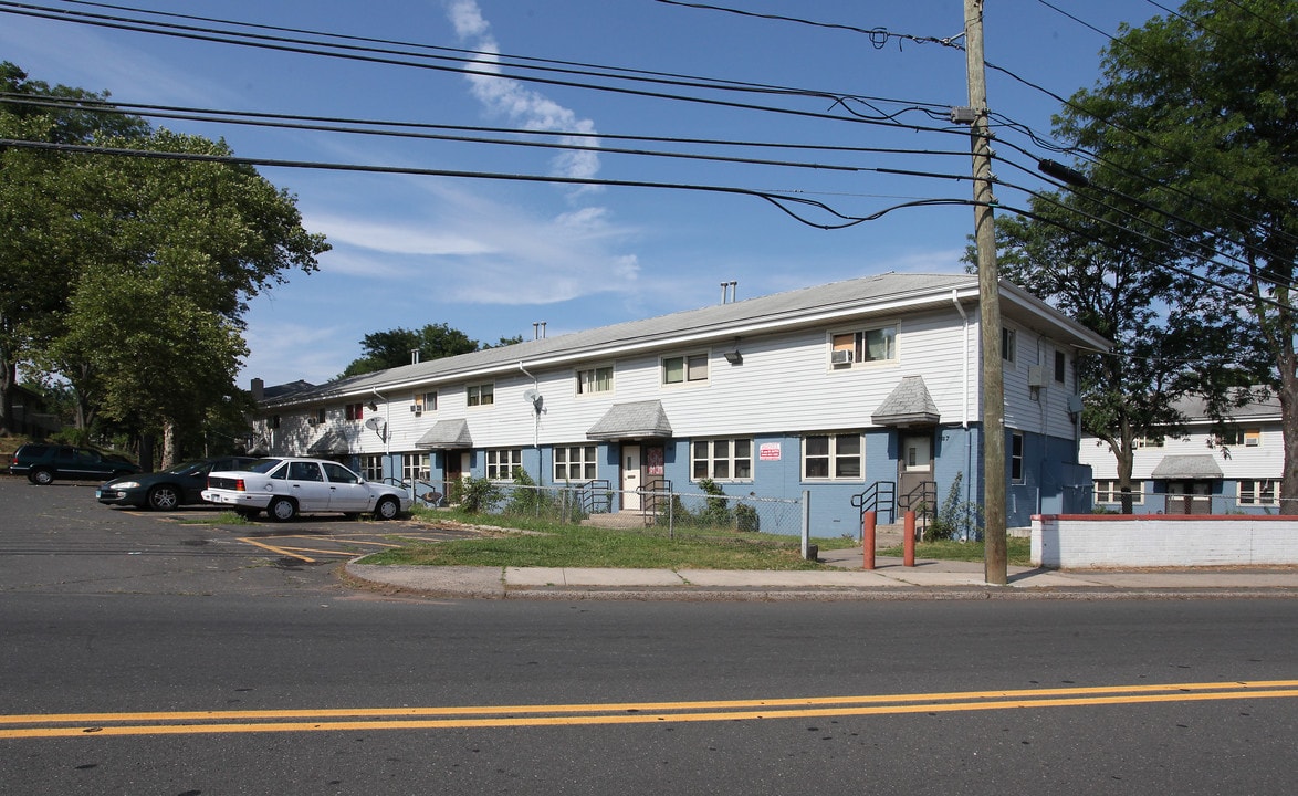 100 Richard St in New Britain, CT - Building Photo