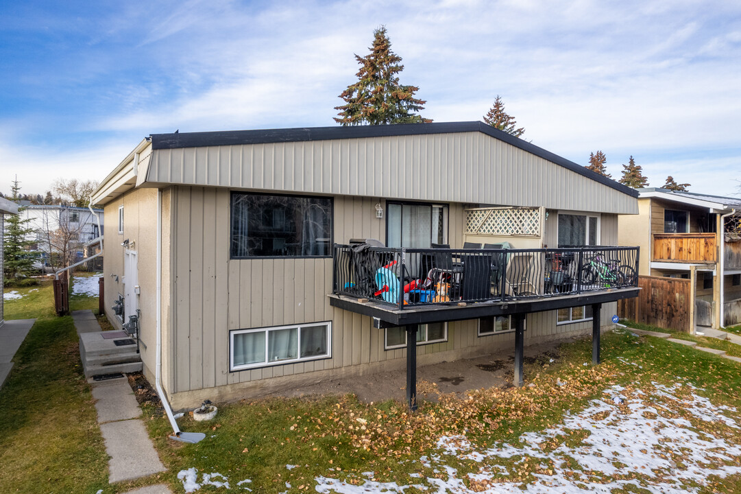 419 Huntsville Cres NW in Calgary, AB - Building Photo