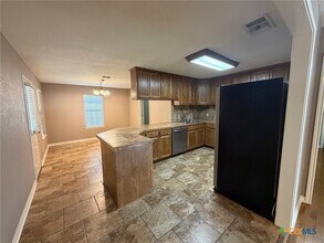 127 Hillcrest Dr in Luling, TX - Building Photo - Building Photo