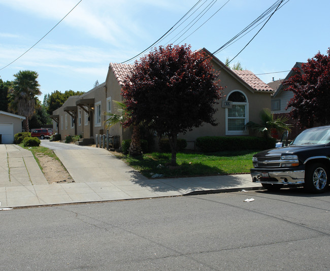 412 E Bellevue Ave in San Mateo, CA - Foto de edificio - Building Photo