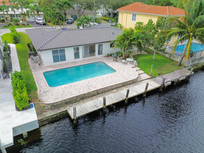 2433 SE 10th St in Pompano Beach, FL - Foto de edificio - Building Photo