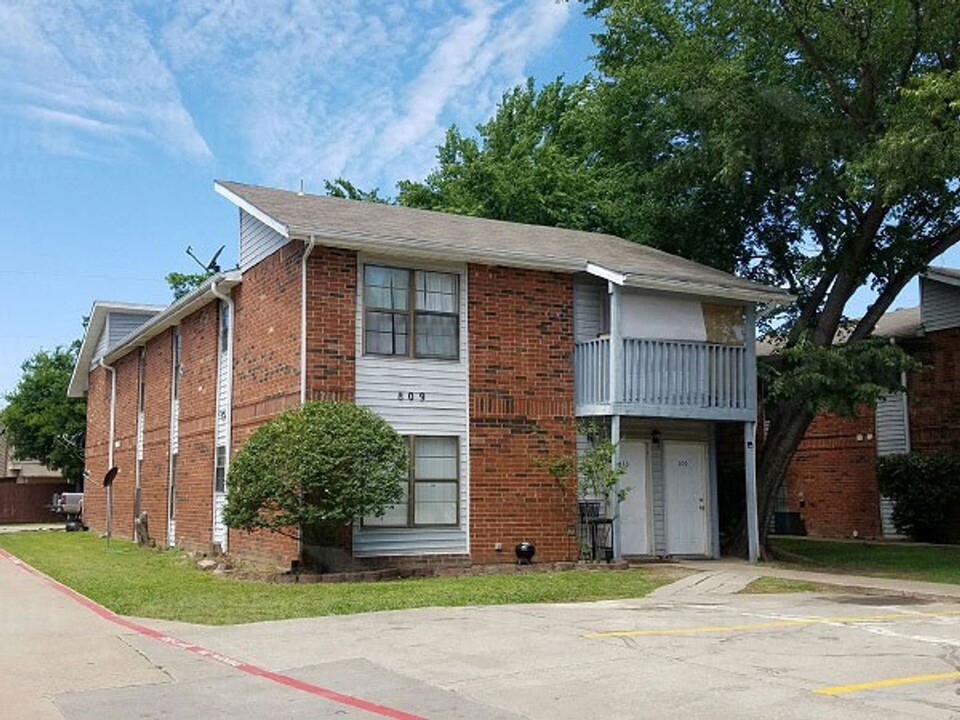 809 SE 4th St in Grand Prairie, TX - Building Photo