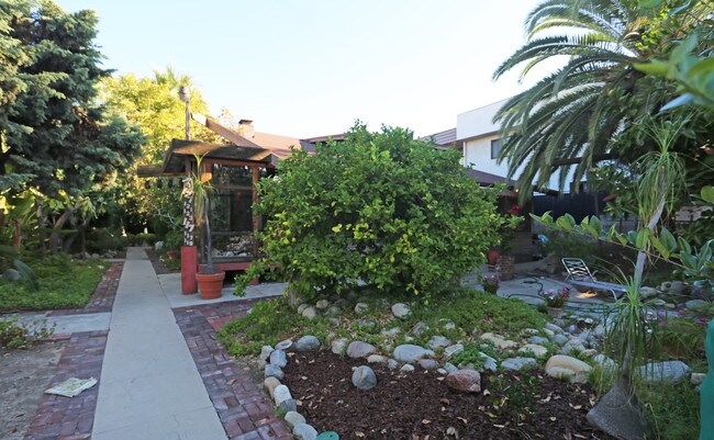 Fairview Manor in Glendale, CA - Foto de edificio - Building Photo