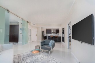 300 S Pointe Dr, Unit 706 in Miami Beach, FL - Building Photo - Building Photo