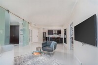 300 S Pointe Dr, Unit 706 in Miami Beach, FL - Foto de edificio - Building Photo