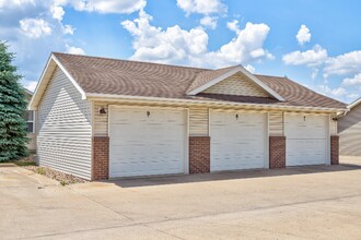 1435 Prairie Dr-Unit -Apt. #4 in Story City, IA - Building Photo - Building Photo