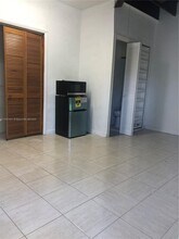 1374 NE 176th St in North Miami Beach, FL - Foto de edificio - Building Photo