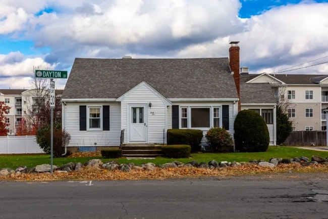 45 Dayton St in Danvers, MA - Foto de edificio - Building Photo