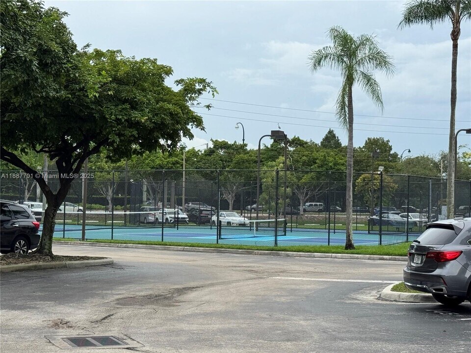 2051 Renaissance Blvd, Unit 305 in Miramar, FL - Building Photo
