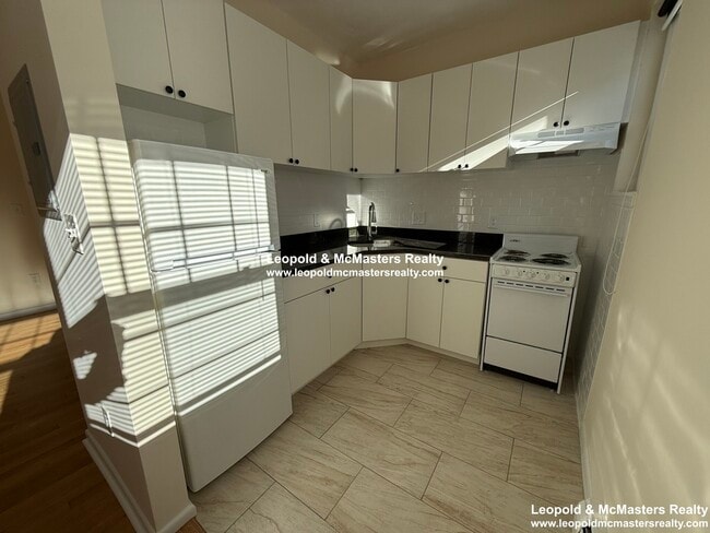 1669 Commonwealth Ave, Unit 33 in Boston, MA - Foto de edificio - Building Photo