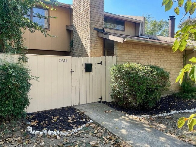 5614 Harvest Hill Rd in Dallas, TX - Building Photo - Building Photo