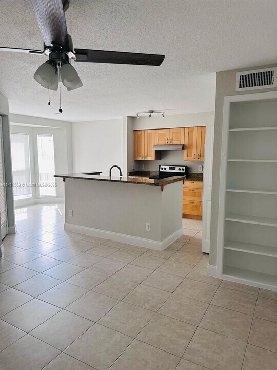 777 Riverside Dr in Coral Springs, FL - Building Photo