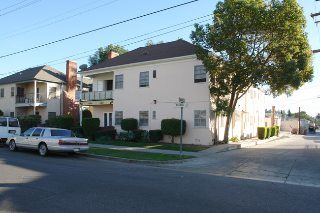 416 E Windsor Rd in Glendale, CA - Foto de edificio - Building Photo