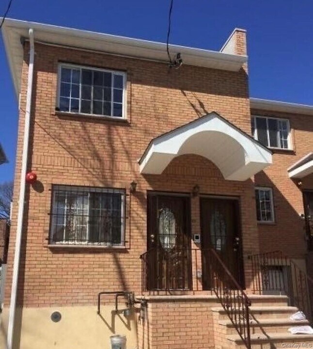 2057 Strang Ave in Bronx, NY - Building Photo