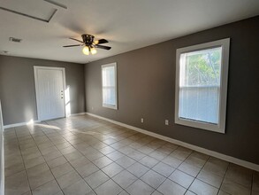 102 Austin St in Kyle, TX - Foto de edificio - Building Photo