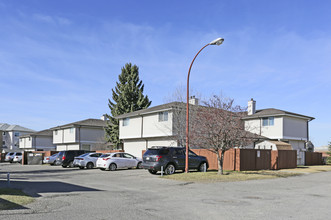 1155 Falconridge Dr NE in Calgary, AB - Building Photo - Building Photo