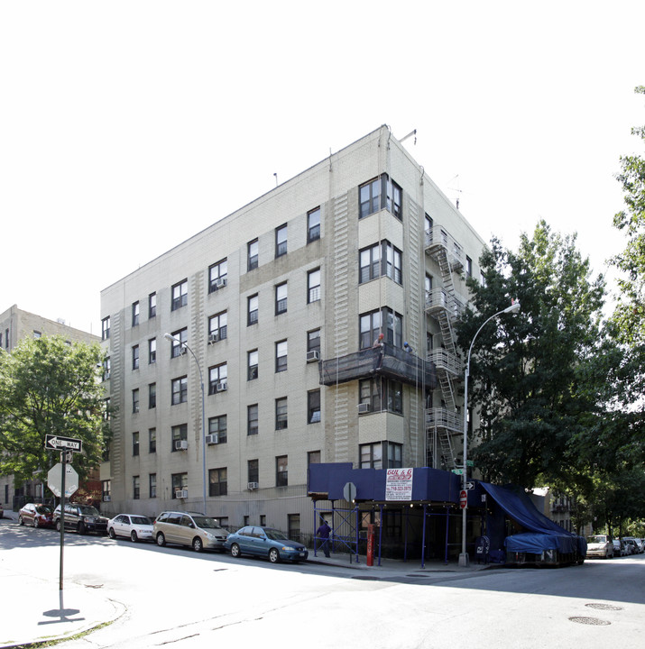 201 E Mosholu Pky N in Bronx, NY - Foto de edificio