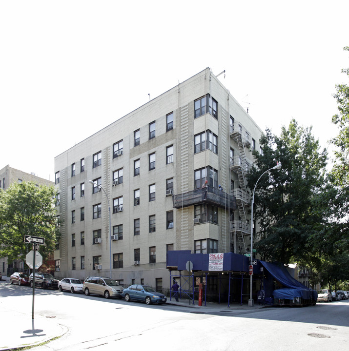 201 E Mosholu Pky N in Bronx, NY - Building Photo