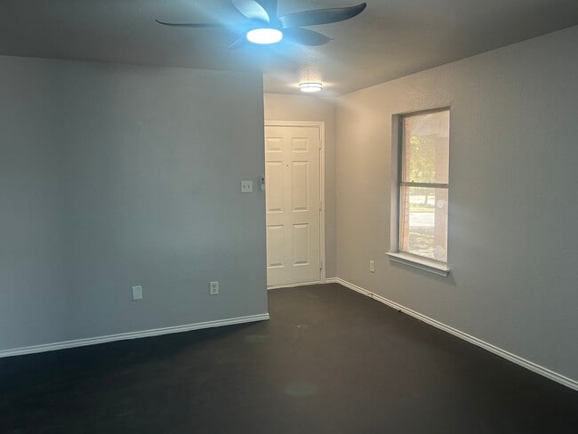 1028 Doras Dr in Pflugerville, TX - Foto de edificio - Building Photo