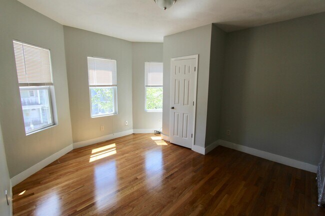 109 Pleasant St, Unit 1 in Boston, MA - Building Photo - Building Photo