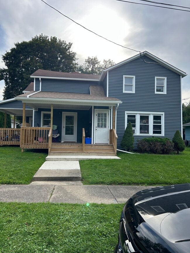 216 Connelly Ave, Unit Front Upper