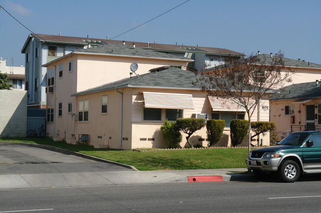 801 E Chevy Chase Dr in Glendale, CA - Foto de edificio - Building Photo