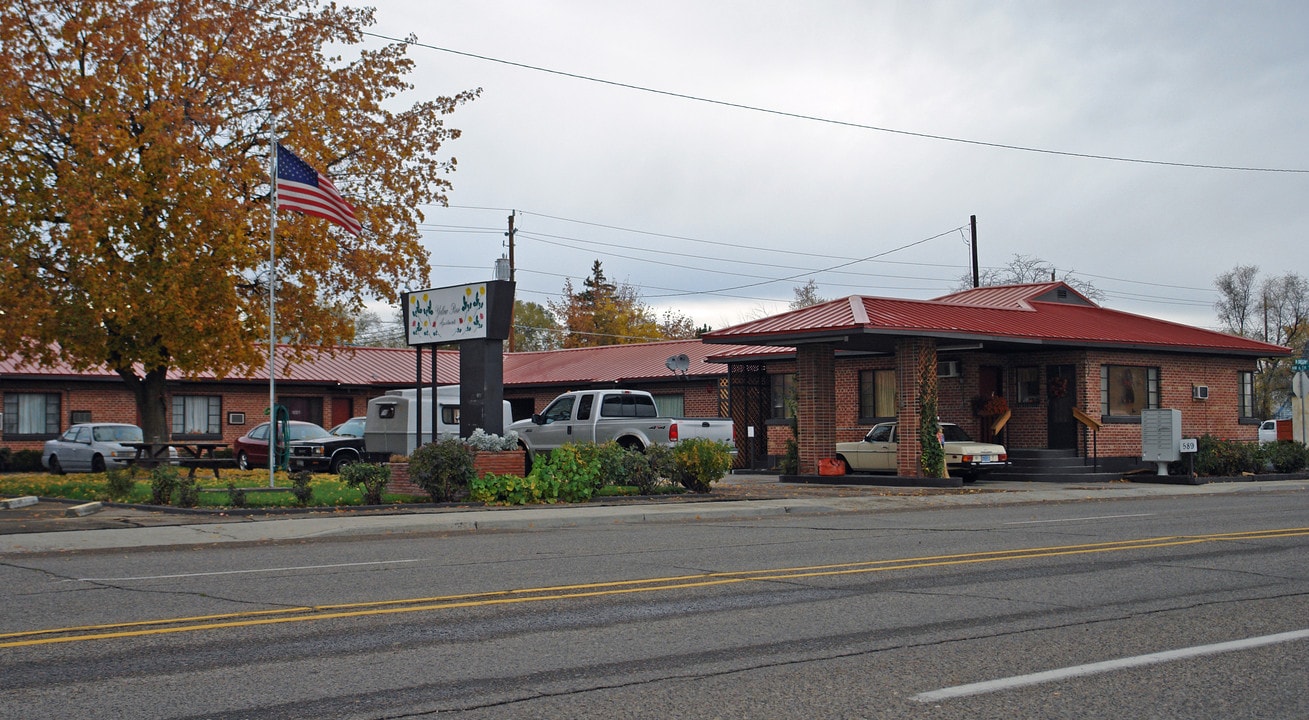 Yellow Pine Apartments in Ontario, OR - Building Photo