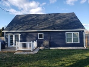 106 Medley Dr, Unit 2 - Rear Facing Downstairs Room in Newark, DE - Foto de edificio - Building Photo