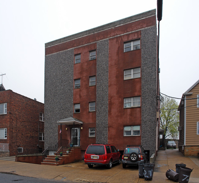 68-72 W 25th St in Bayonne, NJ - Building Photo - Building Photo