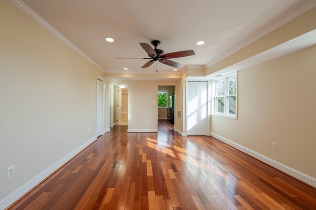 3868 9th St SE, Unit 302 in Washington, DC - Foto de edificio - Building Photo