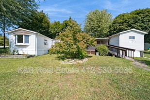 413 Main St in New Stanton, PA - Building Photo