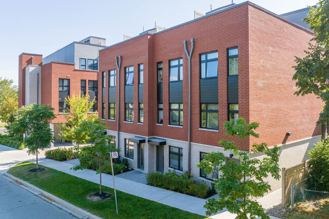 2100 Bridletowne Cir in Toronto, ON - Building Photo - Building Photo