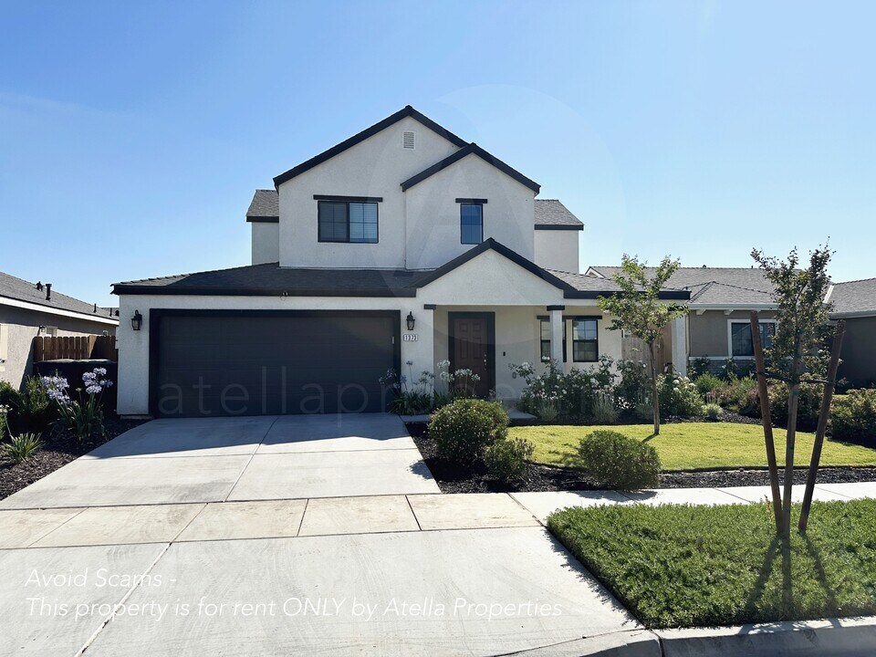 1373 S Autumn Breeze Ct in Hanford, CA - Building Photo