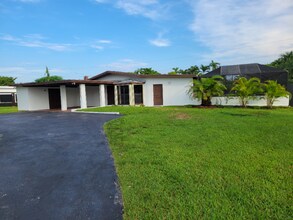10605 SW 112th St in Miami, FL - Building Photo - Building Photo