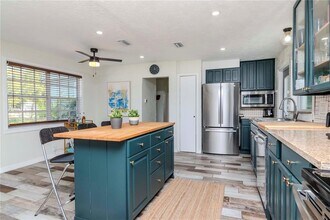 1528 W River Shore Way in Tampa, FL - Building Photo - Building Photo