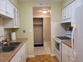 450 Ford Rd, Unit 205 in St. Louis Park, MN - Foto de edificio - Building Photo