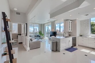 300 S Australian Ave, Unit 818 in West Palm Beach, FL - Foto de edificio - Building Photo