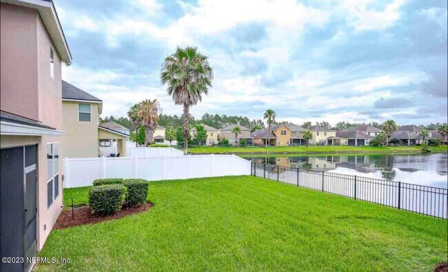 627 Briar View Dr in Orange Park, FL - Foto de edificio - Building Photo