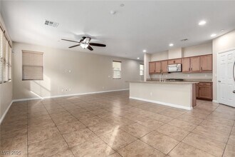 945 Spiracle Ave in Henderson, NV - Building Photo - Building Photo