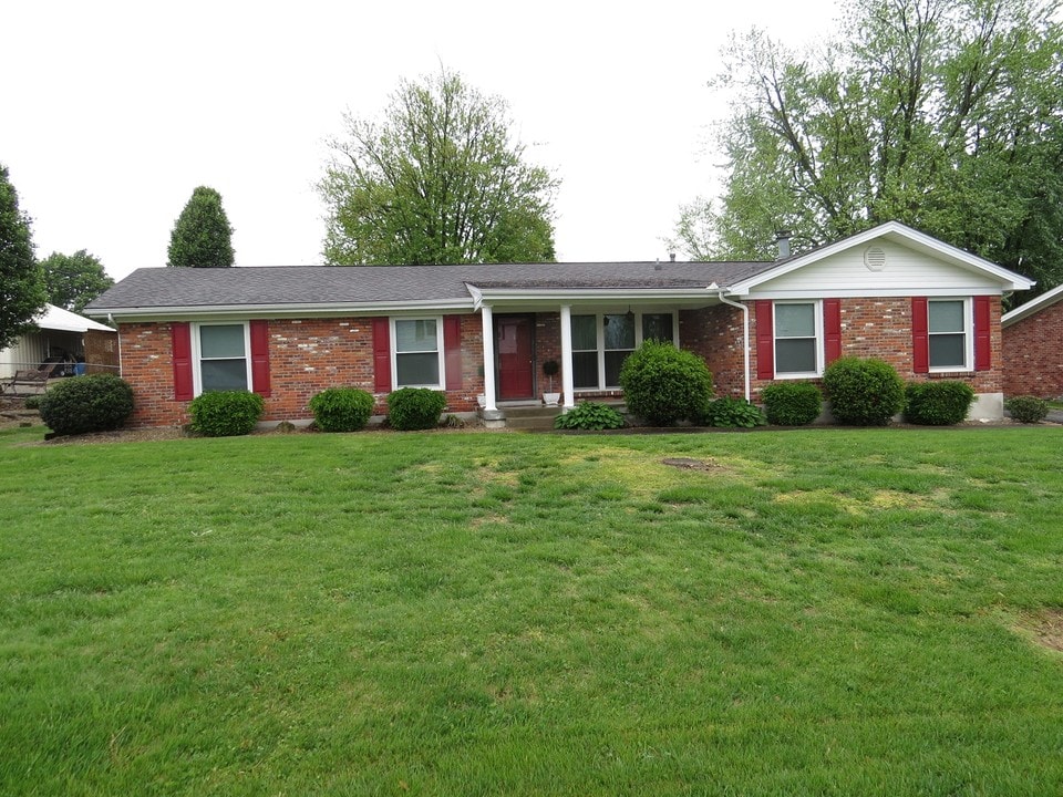 141 Todd Dr in Mount Washington, KY - Building Photo