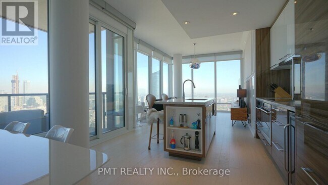 488 University Ave in Toronto, ON - Building Photo - Building Photo