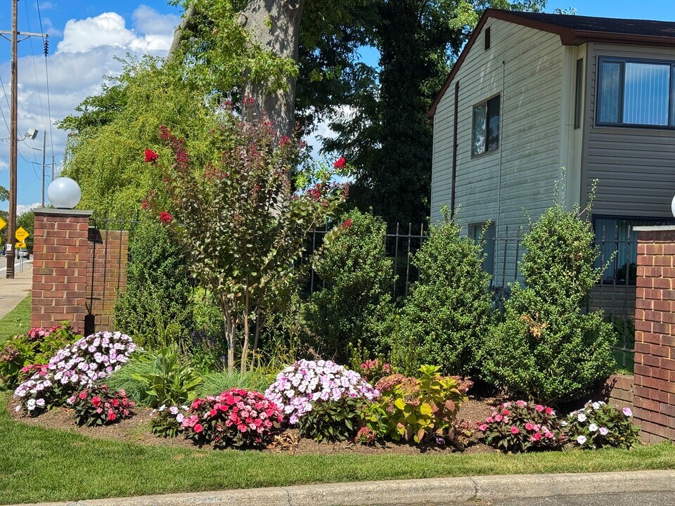 Krystie Manor (55+ Community) in Amityville, NY - Foto de edificio