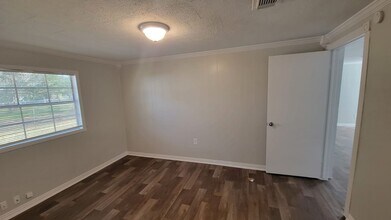 355 W Bolivar St in Vidor, TX - Building Photo - Building Photo